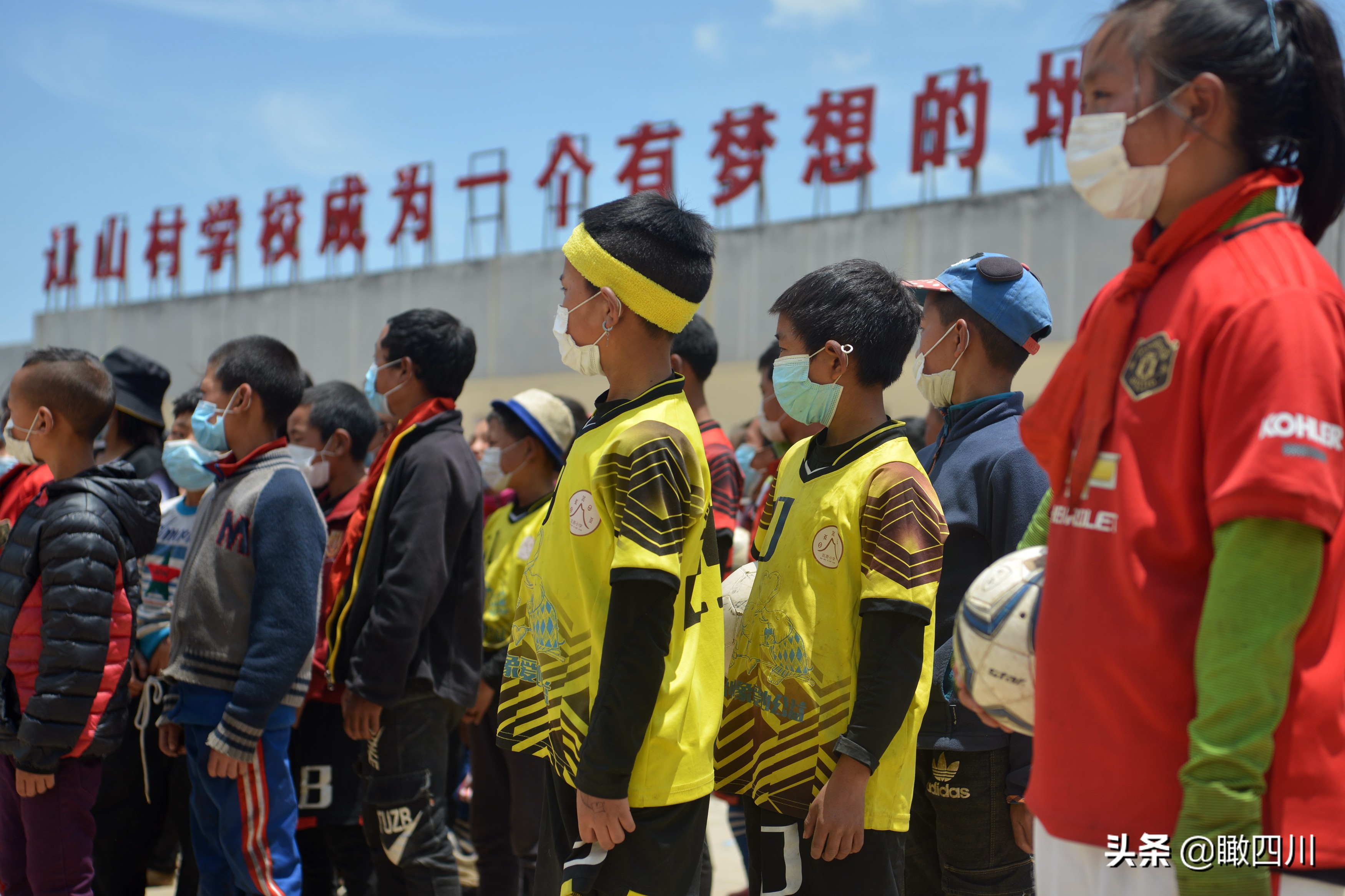 大凉山最贫困的山区小学,大凉山爬悬崖上学的孩子