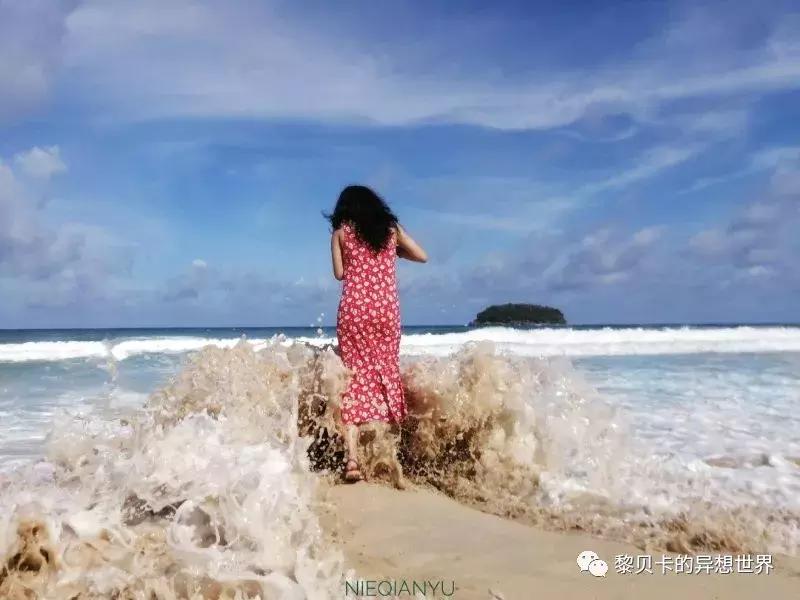 她们穿的连衣裙,她们穿的花裙子