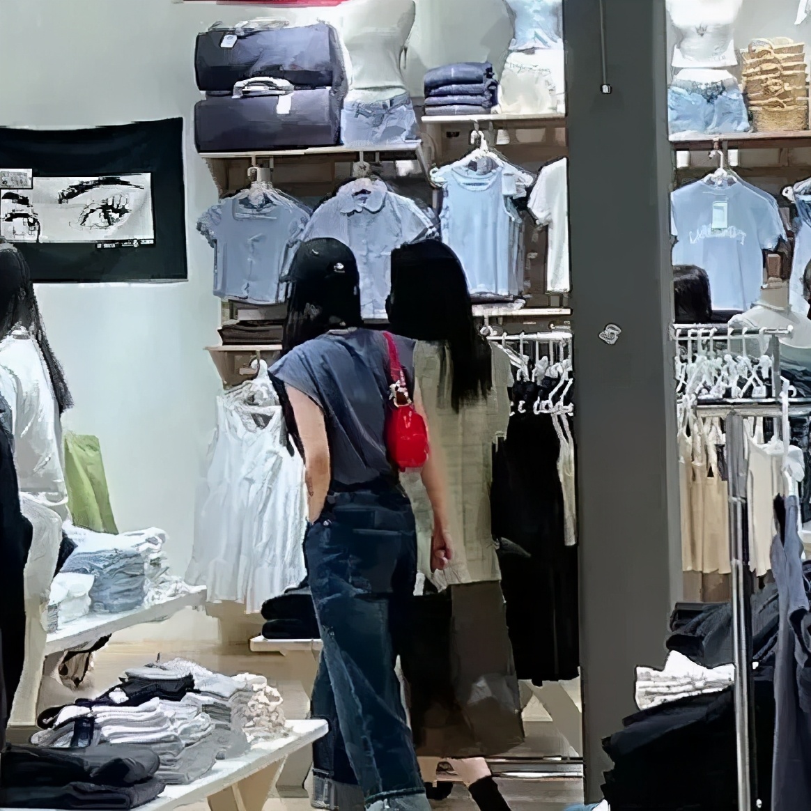 三里屯偶遇大幂幂,杨幂和闺蜜在三里屯逛街遭搭讪