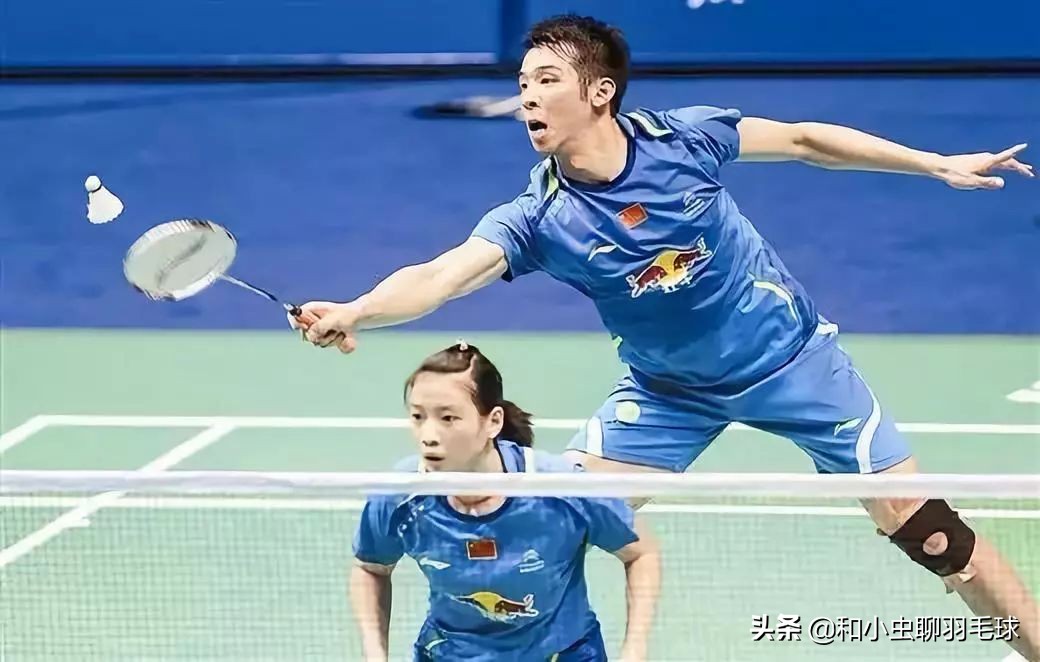 羽毛球单打和双打有什么区别,羽毛球为什么单打可以双打不行