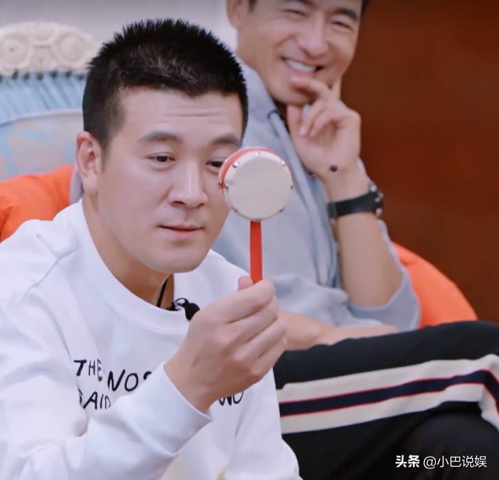 杨子不愧是豪门！拿出送给嘉宾的礼物后网友：大价钱！寓意显涵养