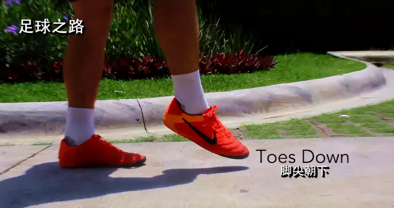 足球颠球教学视频入门,初学足球颠球技巧小学生