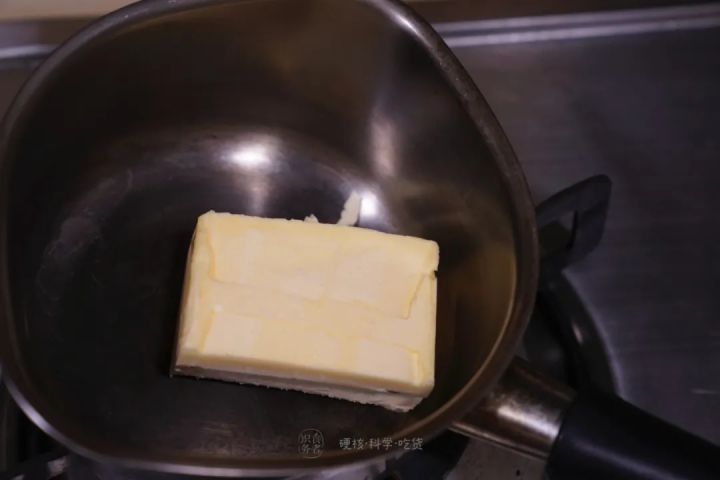 煎牛排爆油怎么办,煎牛排放黑胡椒容易糊吗