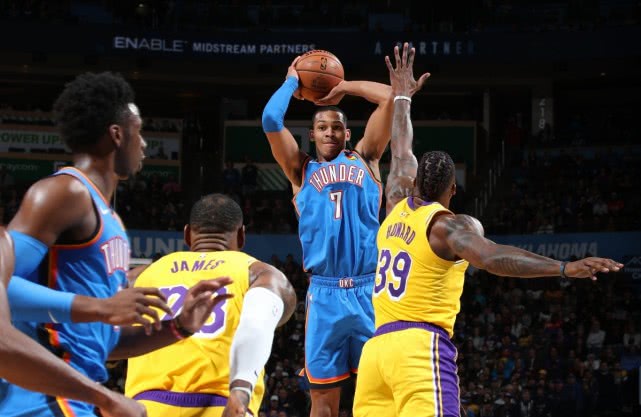 湖人6连胜！詹皇17年又创新高，“真假朗多”骂战8秒惊现踢蛋