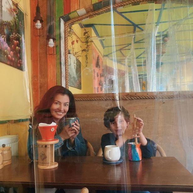 日子难熬，英国老板为重开咖啡馆，店内加装透明塑料帘子做隔断