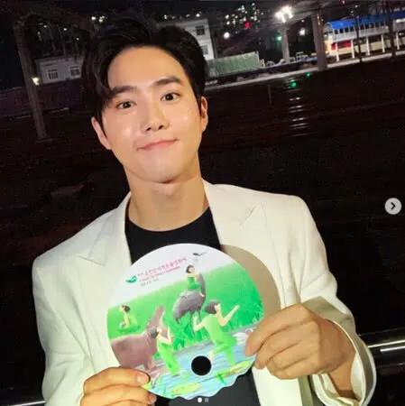 粉丝偶遇EXO队长想要签名没带笔，Suho耐心等待被赞暖心