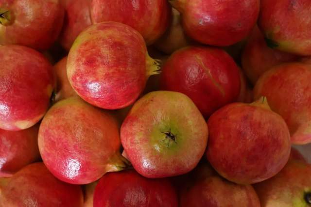 直播卖石榴奇葩问题,石榴卖惨带货现象调查博主