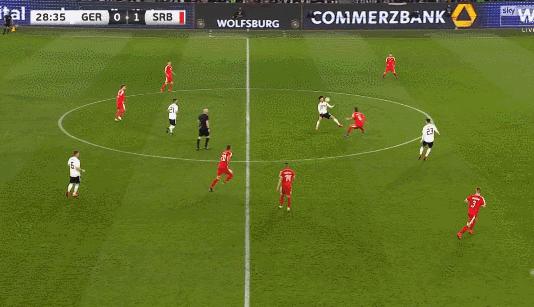 萨内被犯规,萨内被踩脚踝