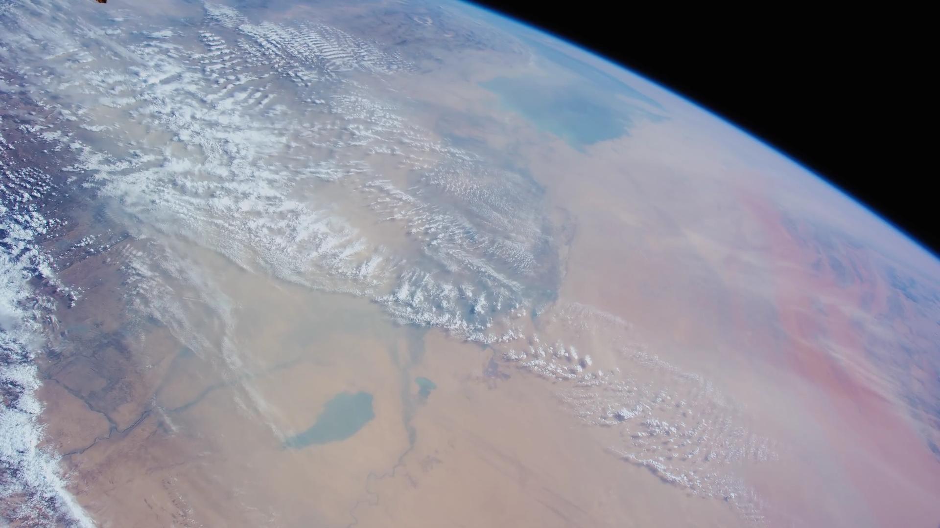 地球太小了，太阳是地球的130万倍，地球可能只是宇宙的一个细胞