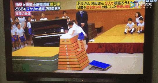 小男孩多次跳箱失败教练鼓励,儿童跳箱失败