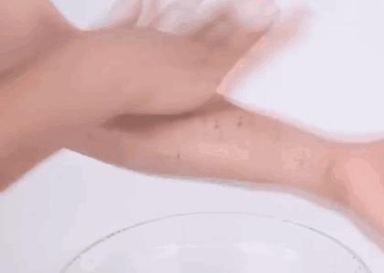 泰国发明的去角质慕斯火了!搓一搓脏东西就出来,脸上干净又白嫩