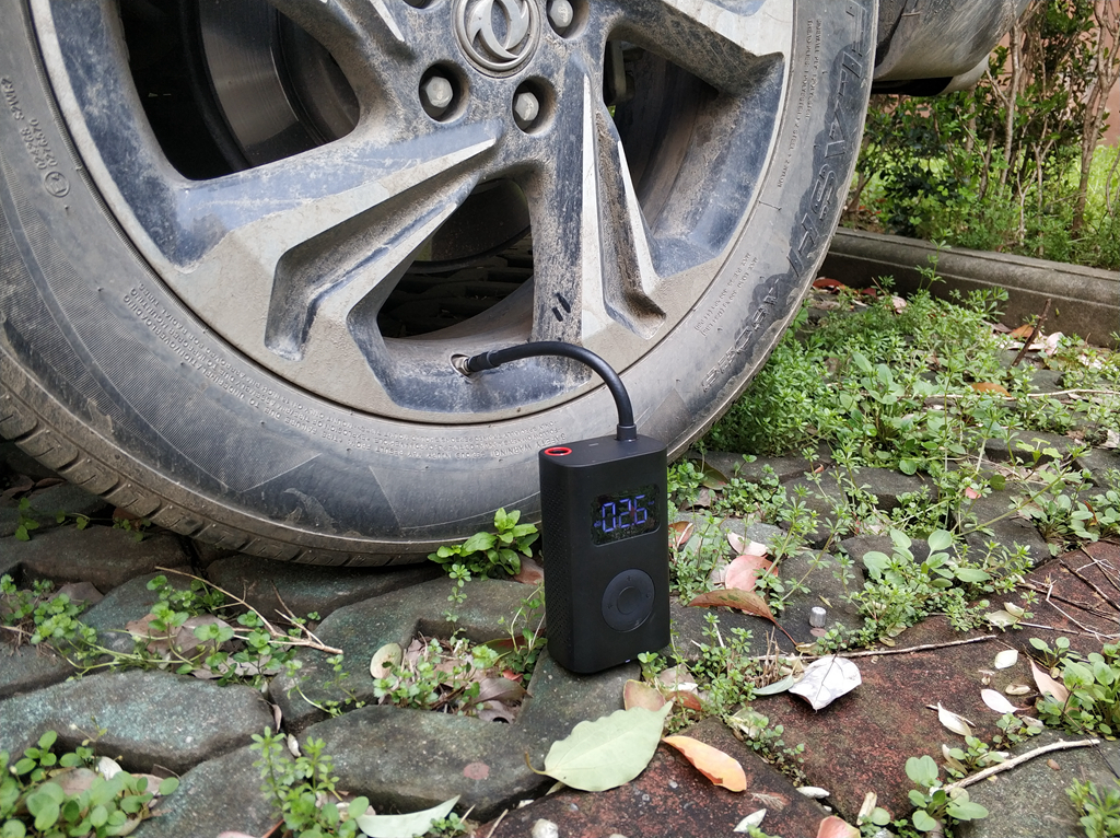 米家推出首款可以给汽车轮胎打气的设备，体积只有一个手机那么大