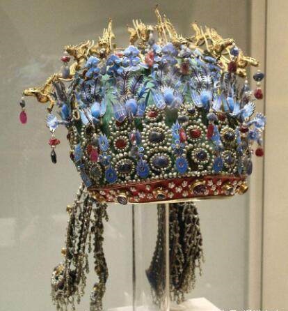 历史上的皇后凤冠,为什么皇后戴的是凤冠不是皇冠