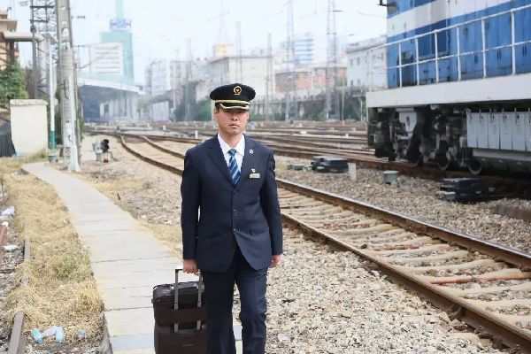 手握7本火车驾照却拿不到小客车驾照？竟是因为这个