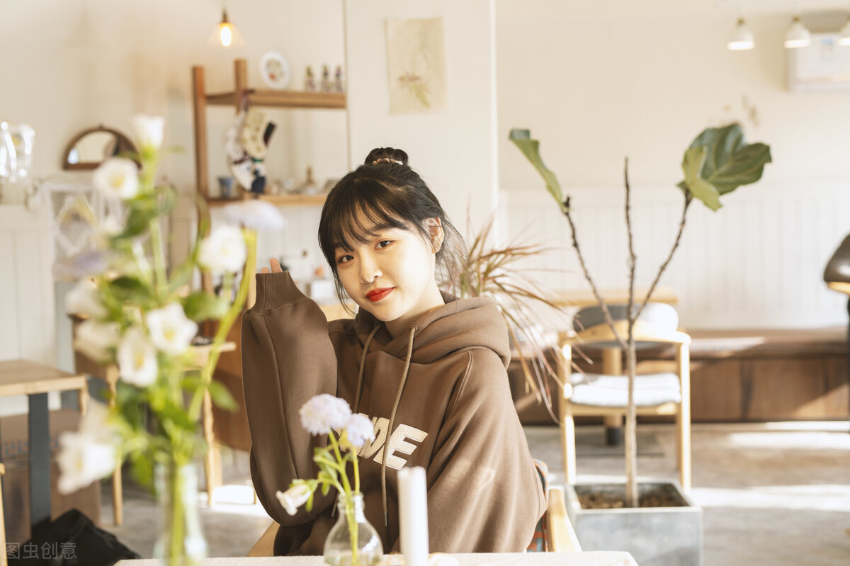 在森林里,狡猾的狐狸用甜言蜜语骗了乌鸦口中的肉