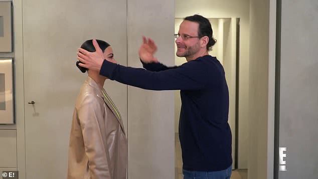 金卡戴珊穿橘红色吊带 (金卡戴珊穿无袖t恤配蓝色牛仔裤)