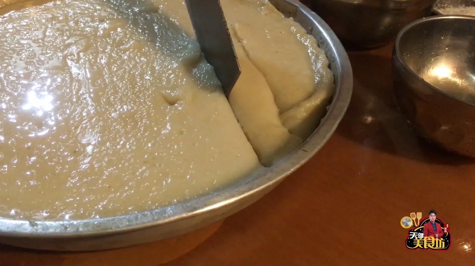 超简单好吃的糯米糍粑外脆里糯,糯米糍粑软糯香甜简单好吃