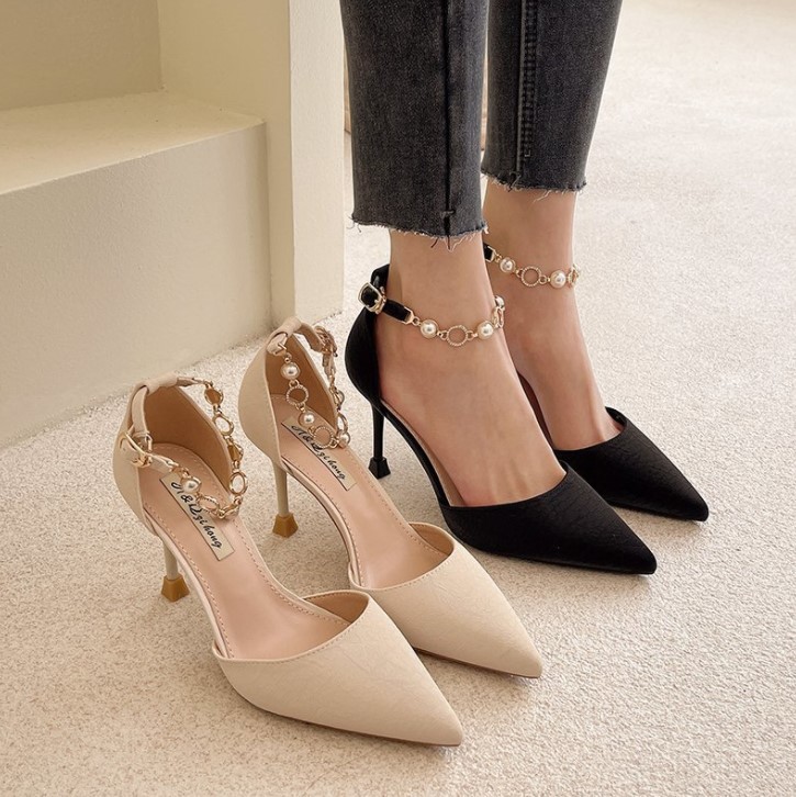 高跟鞋应该尽量往大还是往小买,高跟鞋买大还是买小不磨脚后跟