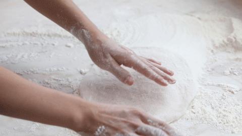 一挤就爆奶的超薄0.1pizza，被外国朋友吹上天