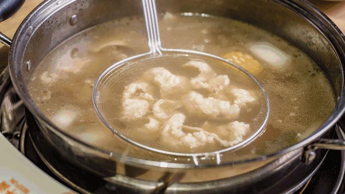 日本大厨一刀劈开河豚,日本大厨切割鳗鱼视频