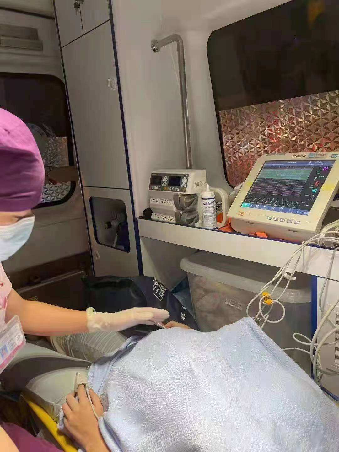 孕妇紧急产子医护人员争分夺秒,孕妇深夜急诊医护从家中飞速赶来