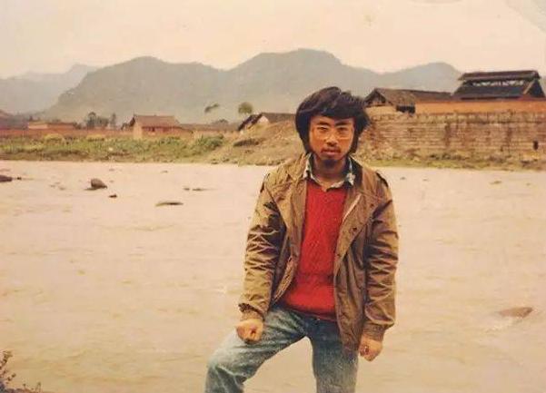 海子25岁自杀后，留下5封遗书，都有写道：我的死，是他俩造成的