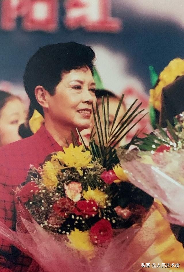 她是中国第一位电视播音员，师从开国大典播音员，发掘赵忠祥，指导敬一丹，是白岩松心中让央视变柔软的存在