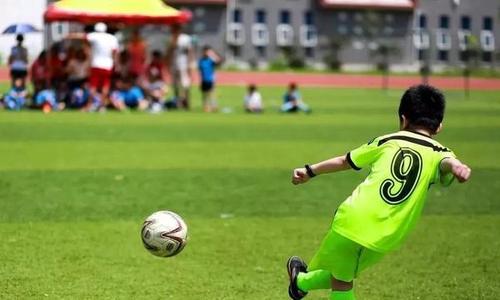 中国足球青训新革命,利物浦青训怎么进