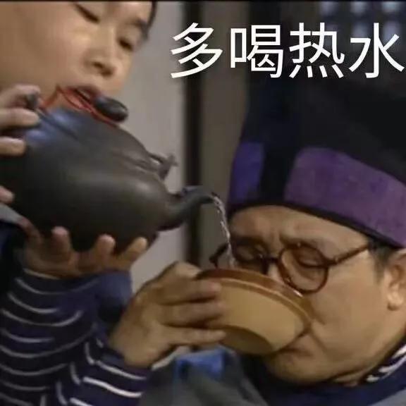 女朋友：我难受怎么办直男：多喝热水