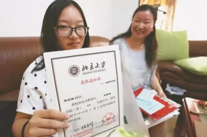 大学领助学金穿名牌,大学贫困生穿名牌