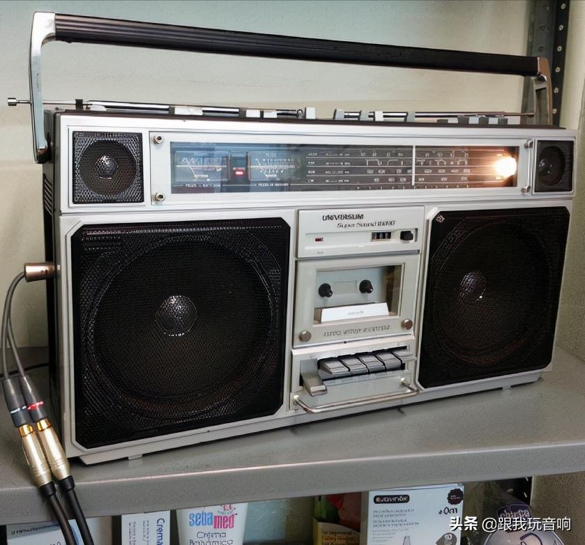 这是一款德国进口UniversumCTR2605便携式音响收音机录音机