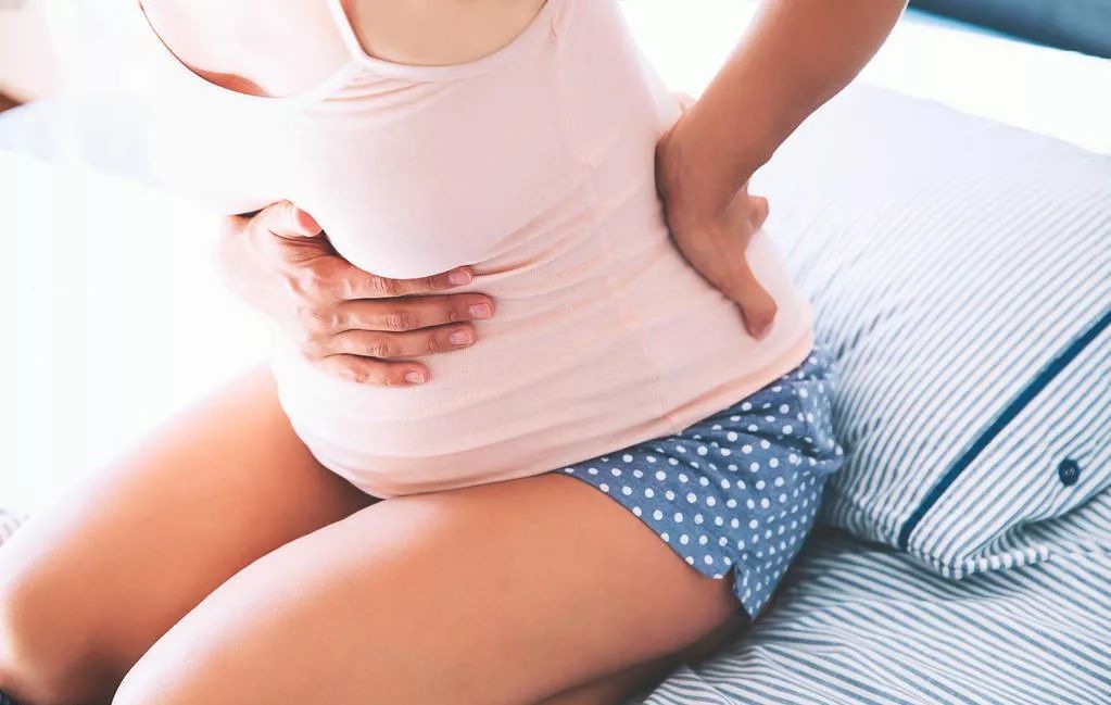 妊娠期如何指导孕妇减轻腰背痛,孕期腰背疼痛是什么原因造成的