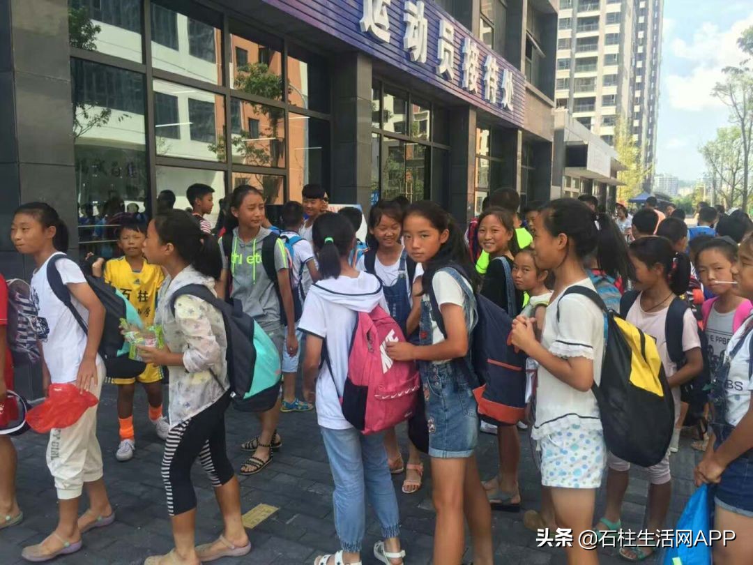 大山里面的儿童足球队,大山学校里的足球队