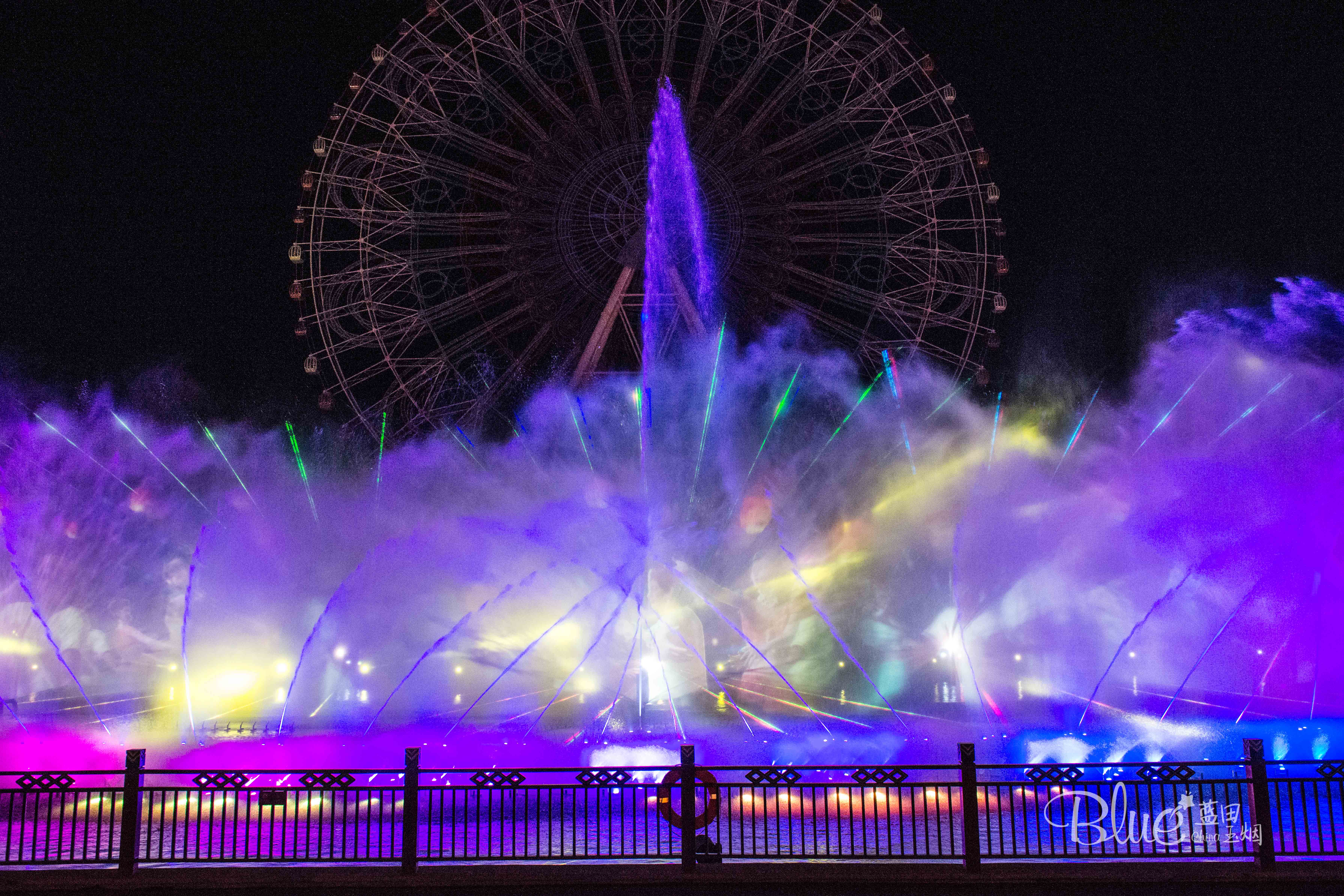 这个游乐园完全是男士们天堂，俄罗斯妹子的香吻和比心会收到手软