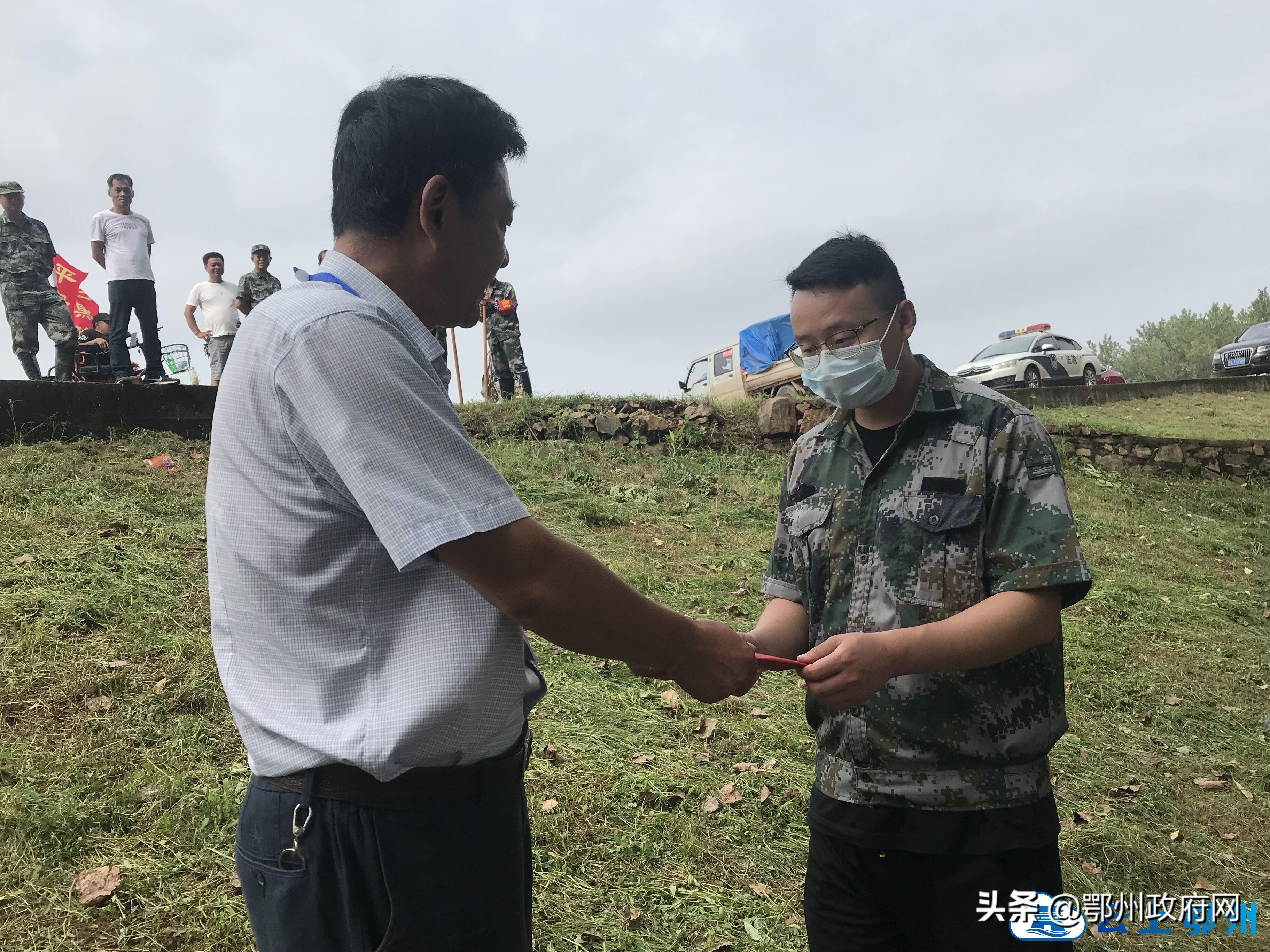 鄂州防汛江堤挖出白蚁巢穴3处，巡堤队员获1000元奖励