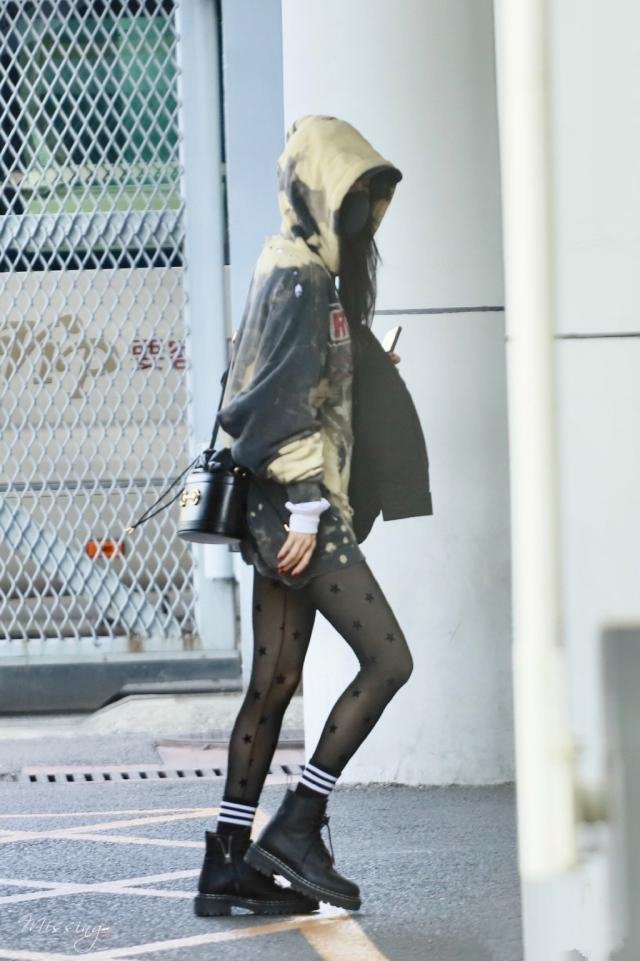 杨幂黑白袜穿搭,杨幂穿黑皮衣裙配网袜又潮又个性