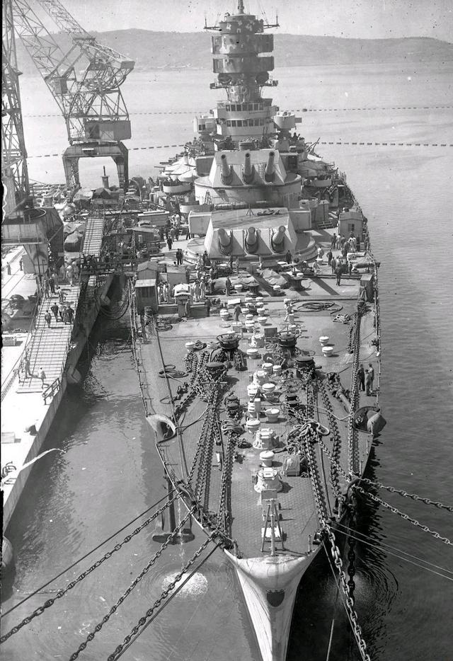 意大利的“罗马号”战舰想去投降，结果半路被德军给炸沉了