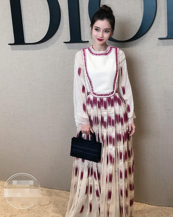 baby看秀造型太美了，摩洛哥风长裙搭丸子头，哪像30岁辣妈