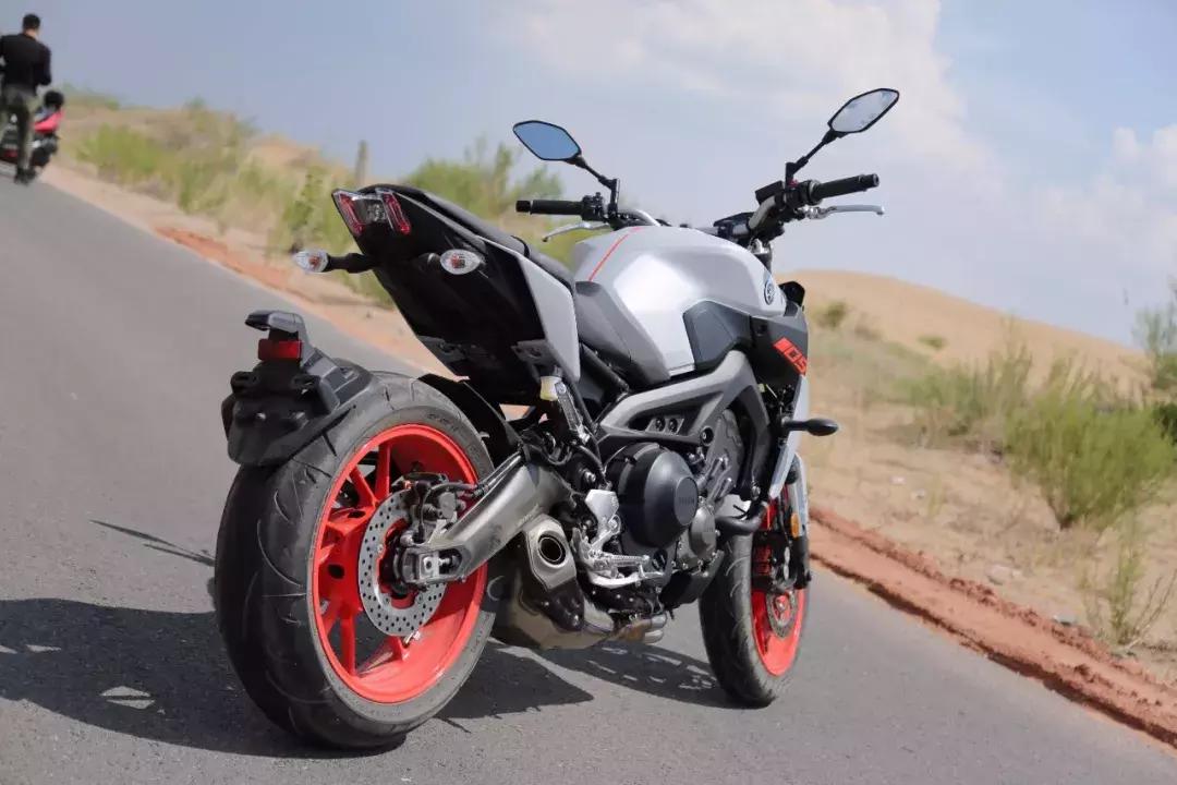 90马力老外雅马哈mt09测评,雅马哈扭力大师mt09新版