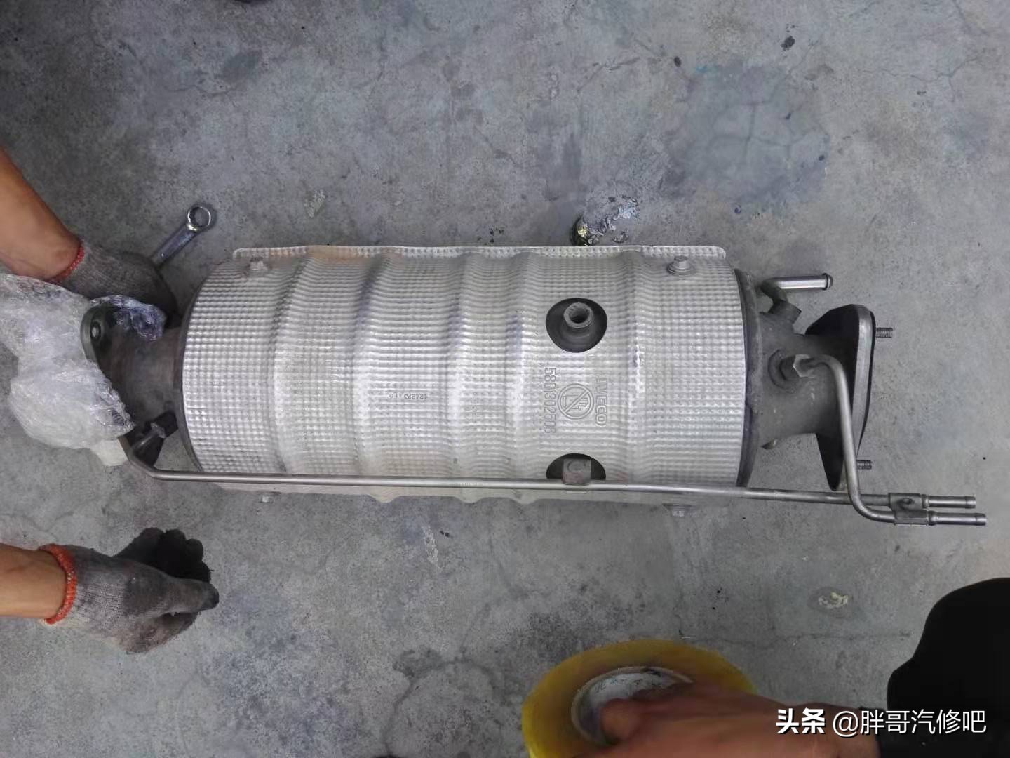 发动机故障灯亮进气温度传感器,发动机灯亮检测进气量传感器故障