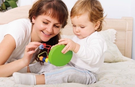 孩子好奇触摸*处私**，是对身体的探索，父母的态度决定他对性的认识