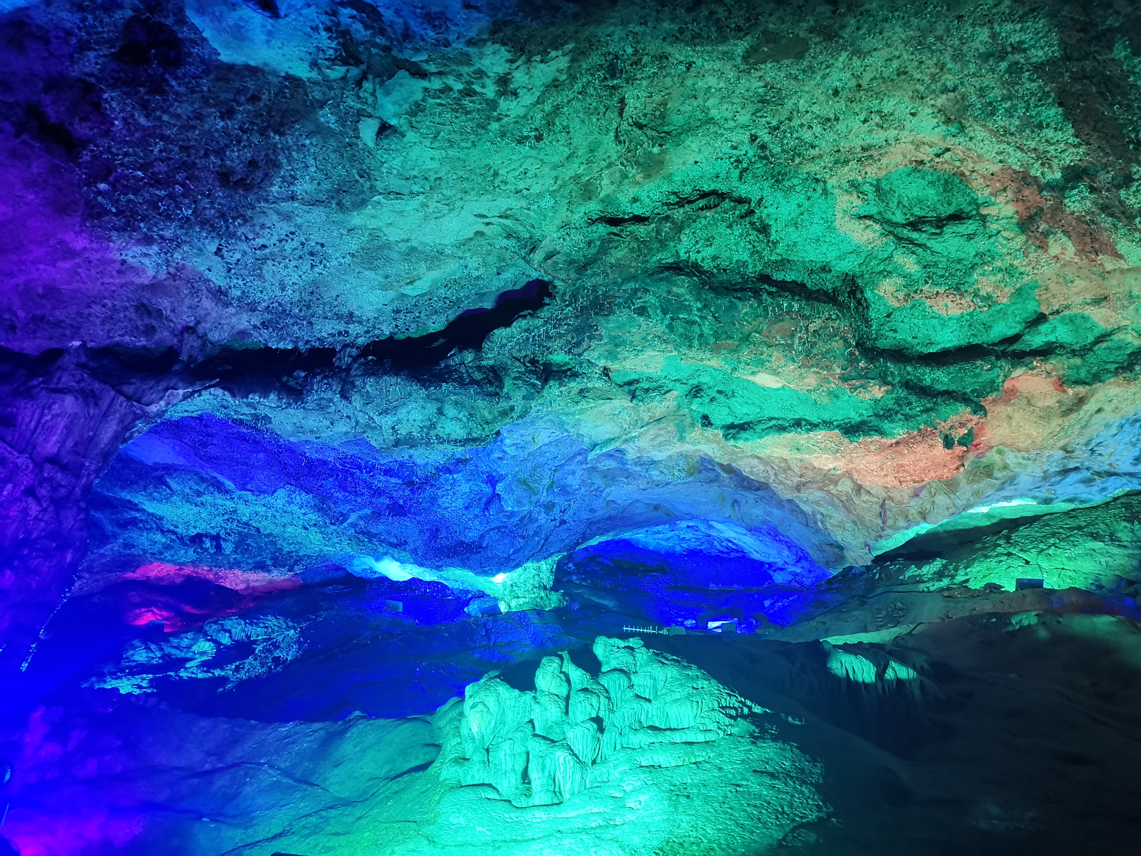 这个山洞可以装下万头大象？别瞎想，此“象”非彼“象”