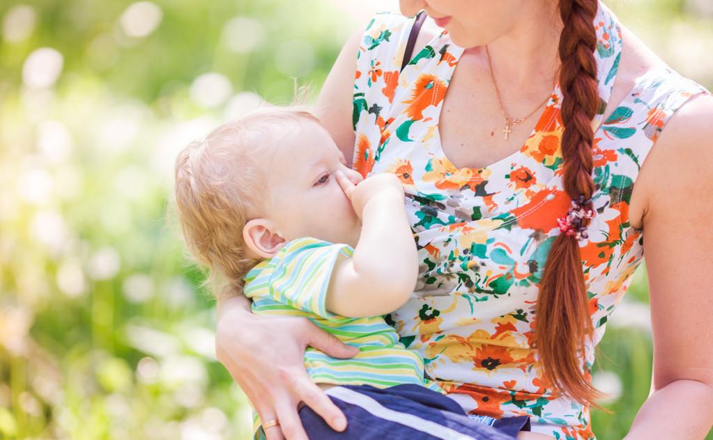 婴儿刚出生为啥要哭着抱,宝宝生下来为什么会竖着抱