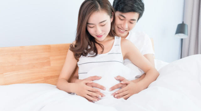 孕妈的羊水过多对胎儿有哪些影响,孕妇羊水过多是什么原因造成的