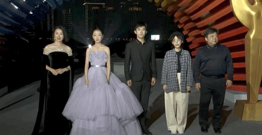 周冬雨又拿影后!曾因身高矮被嘲时尚黑洞,如今成小个子穿搭模板