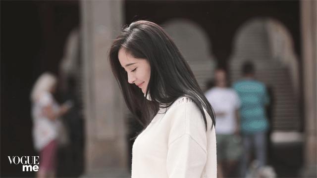 杨幂穿的黑色运动鞋,杨幂最近私服穿搭鞋子