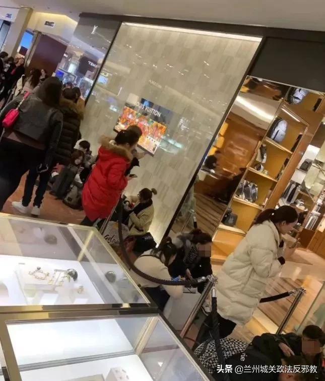 凶猛!一群国人攻陷巴黎老佛爷百货LV被迫限购