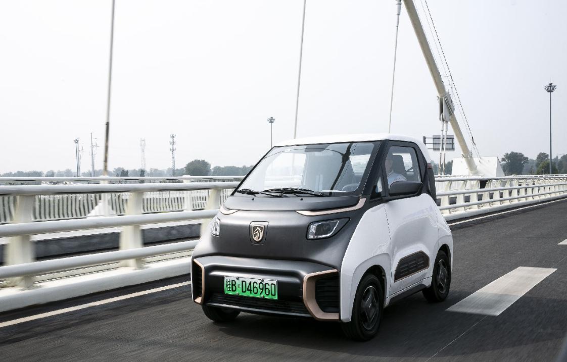 开宝骏E200回家过年，跑高速走泥路，还能塞行李，车主：比较满意