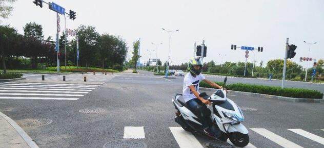 新大洲本田颜值高,新款新大洲本田裂行125踏板摩托车