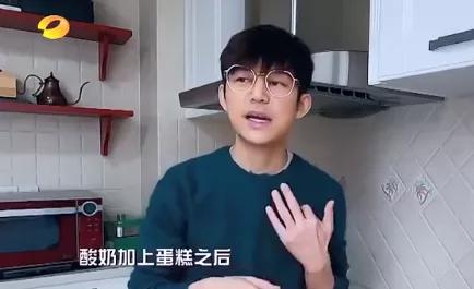 何炅做蛋糕上热搜却和何昊道歉在一起，网友集体看错调侃差点背锅